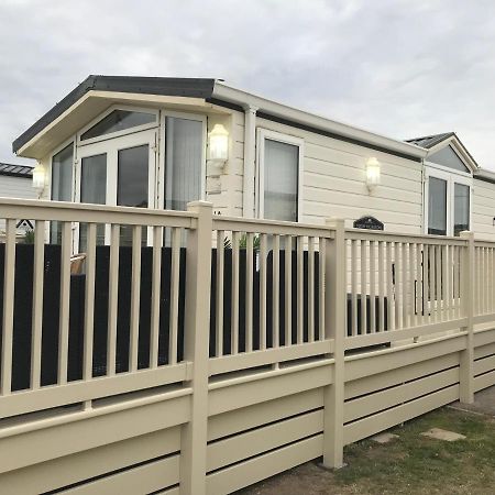 Hot Tub Accommodation North Wales Caravan Rhyl Exterior photo