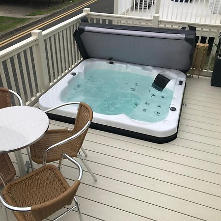 Hot Tub Accommodation North Wales Caravan Rhyl Exterior photo